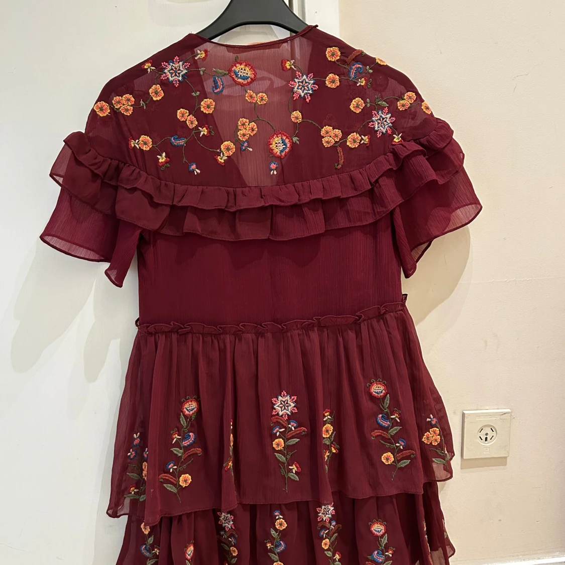  Ny supersöt  Vinröd blommig kortklänning från Zara - 2