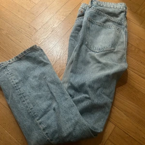 Ljusblå jeans från Perfect Jeans - Snygga ljusblå jeans från Perfect Jeans i klassisk straight fit. Jeansen har fem fickor och en enkel design utan slitningar eller mönster. Perfekt för dig som gillar en tidlös och avslappnad look. Materialet är robust denim som håller formen.