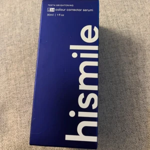 Hismile V34 Colour Corrector Serum - Hismile V34 Colour Corrector Serum, 30 ml, är ett lila färgkorrigerande serum för tänder som minskar gula toner och ger extra ljushet. Kommer i en snygg blå förpackning och används med tandborste eller bomullspinne. Perfekt för dig som vill ha ett vitare leende. OÖPPNAD OTESTAD OANVÄND