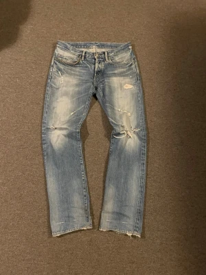 Hysteric Glamour ljusblå slitna jeans - Tjena, säljer ett par jeans från hysteric glamour | Skick: Bra/ Mycket bra | Size: W30 | Defekter: Lite heelbite men inget farligt | Hör av er vid minsta lilla!