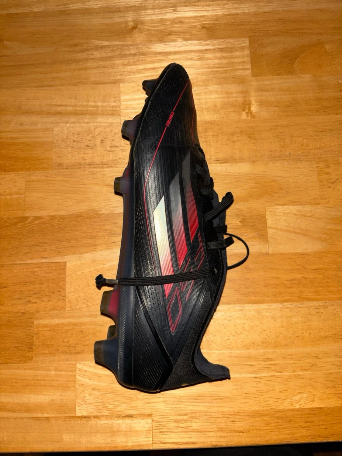 Svarta Adidas fotbollsskor med röd detalj - 4