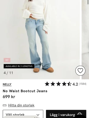 Bootcut jeans i ljusblå denim från Nelly - Bootcut jeans i ljusblå tvätt från Nelly med låg midja och klassisk femficksdesign. Jeansen har en fransad kant upptill och är tillverkade i mjukt denim-material. Passformen är loose och benen är utsvängda för en avslappnad vibe.