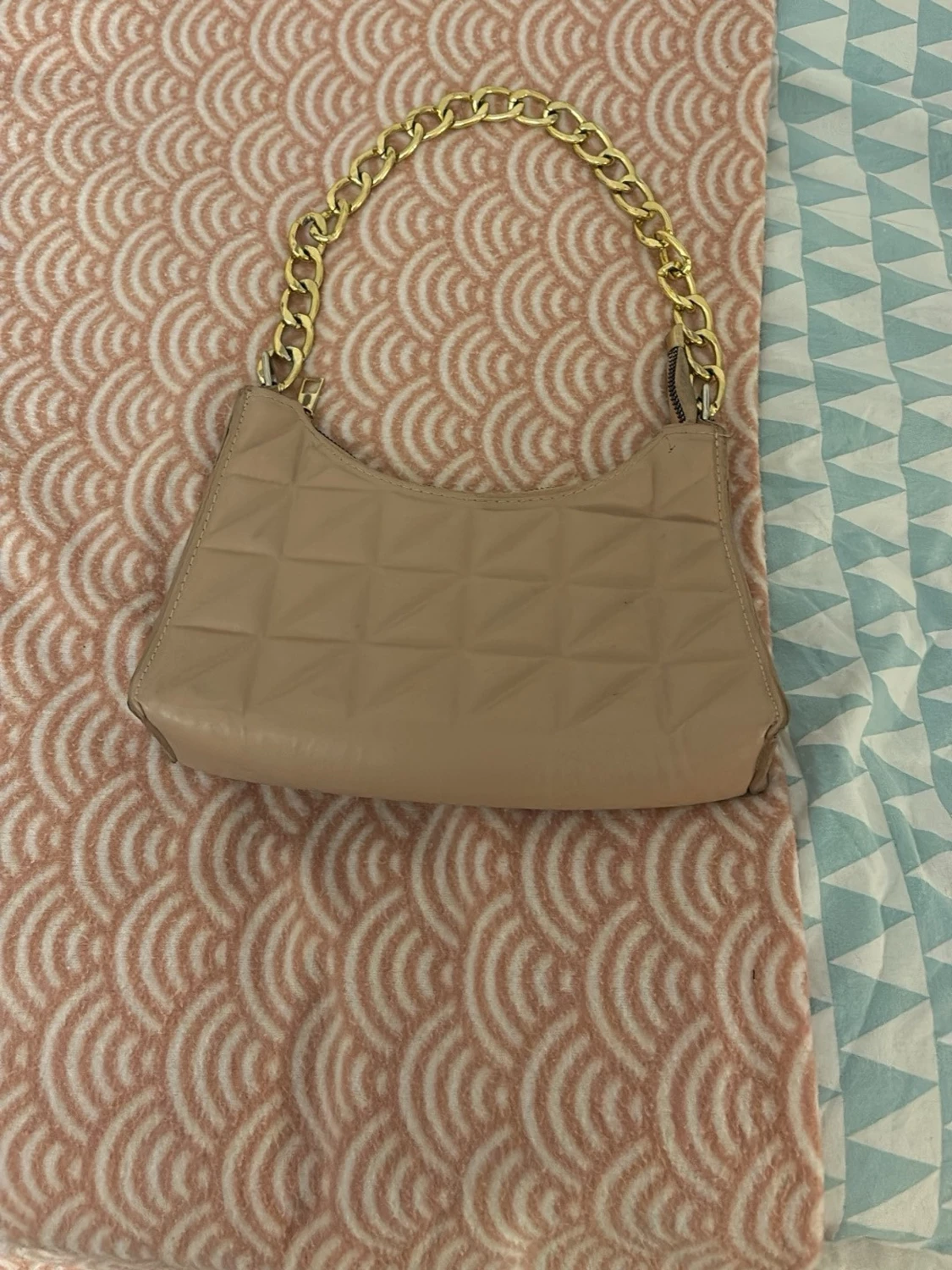 Beige quiltad axelväska med guldkedja