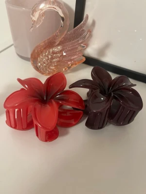 Aloha klämmor - Två hårklämmor köpta i Berlin. Aldrig använda. 1 klämma 30kr, båda 50kr. Om ni enbart vill ha en klämma så får ni skriva privat innan ni köper den🌺