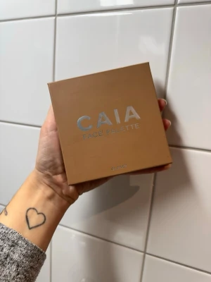 CAIA Face Palette Classy - Snygg ansiktspalett från CAIA i färgen Classy med fyra olika puder: contour, blush, bronzer och highlighter. Paletten har en spegel och kommer i en stilren brun förpackning. Perfekt för att skapa en fräsch och glowig look. Blush, bronzer och highlighter är knappt använda. 