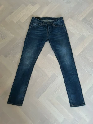Dondup George Jeans - Tja säljer nu dessa riktigt snygga Dondup jeansen i storlek 32 där nypriset är cirka 4000kr och modellen är George, skick 9/10 vid minsta lilla fundering så är det bara att höra av sig!  Mvh Santén