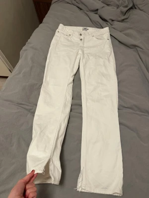 Vita jeans - Säljer dessa snygga Jeans, klippt lite längst ner för snyggare detalj 