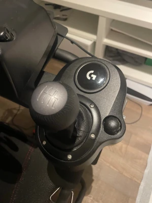 Manuell växellåda spel. - Hej!. Säljer nu en Manuell växellåda i märke logitech. En Manuel växellåda till bilspel. Använts i ungefär 4-5 månader. Fungerar som den ska. Om du vill uppgradera din ratt och gaspedal så är en Manuel växellåda ett tips! MVH Vilgot Berg