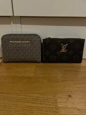 Plånböcker - Säljer två snygga plånböcker som är helt oanvända och köpte utomlands /ej äkta! 300kr/st