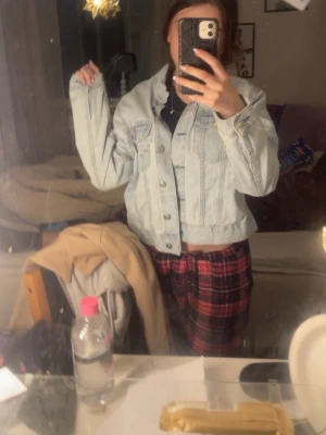 Ljusblå jeansjacka från 157, S - Säljer en ljusblå jeansjacka från 157 i storlek S. Jackan har klassisk design med knappar framtill, två bröstfickor och snygga sömmar. Perfekt för dig som gillar en chill och tidlös stil. Passar dig som vill ha en normal passform och långärmad jacka.