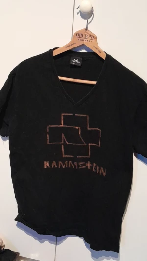 Rammstein t-shirt - En svart t-shirt med blekt Rammstein tryck.