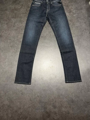 Replay Grover Jeans - Tjena! Säljer ett par riktigr fräscha jeans ifrån replay, knappt använda! Slå till till julen! W34