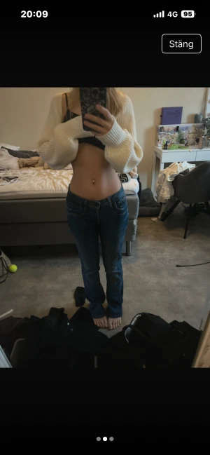 LTB VALERIE bootcut jeans blå - Säljer ett par LTB VALERIE bootcut jeans i blå tvätt. De har låg midja, klassisk femficksdesign och lätt utsvängda ben. Jeansen är gjorda i mjukt denim-material och har snygga slitningar för en cool look.