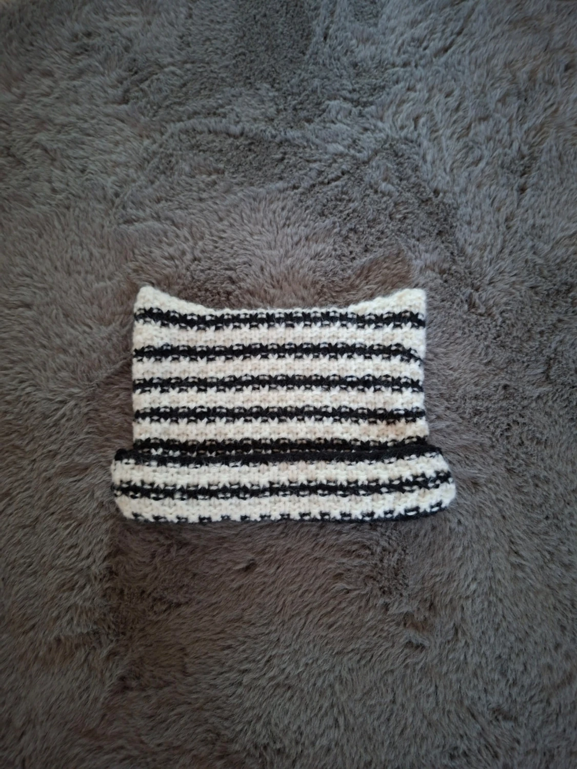 Randig stickad mössa i svart och vitt med kattöron  