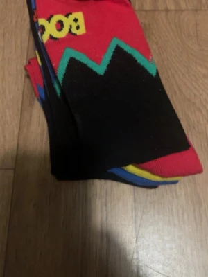 Strumpor med splash mönster till salu strl 37-39 - 5 par nya strumpor , inte helt säker på storlek men ungefär 37 och uppåt. Ett par har lossnat av fästet men det är helt nytt och inte använd eller sönder.