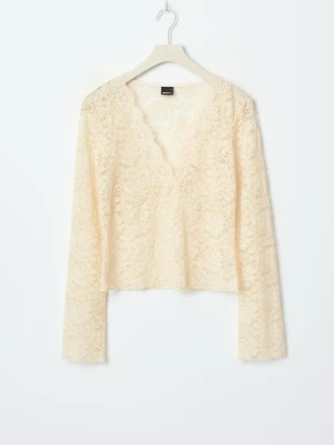 Beige spetsblus med v-ringning - Säljer en beige långärmad blus i spets från Gina Tricot. Använt 1 gång