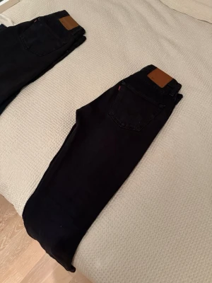 Levi’s 501 W31 L32 - Säljer ett par Levi’s 501or, andvänd ett par gånger men är i fint skick. Lite nötning längst ner på jeansen 