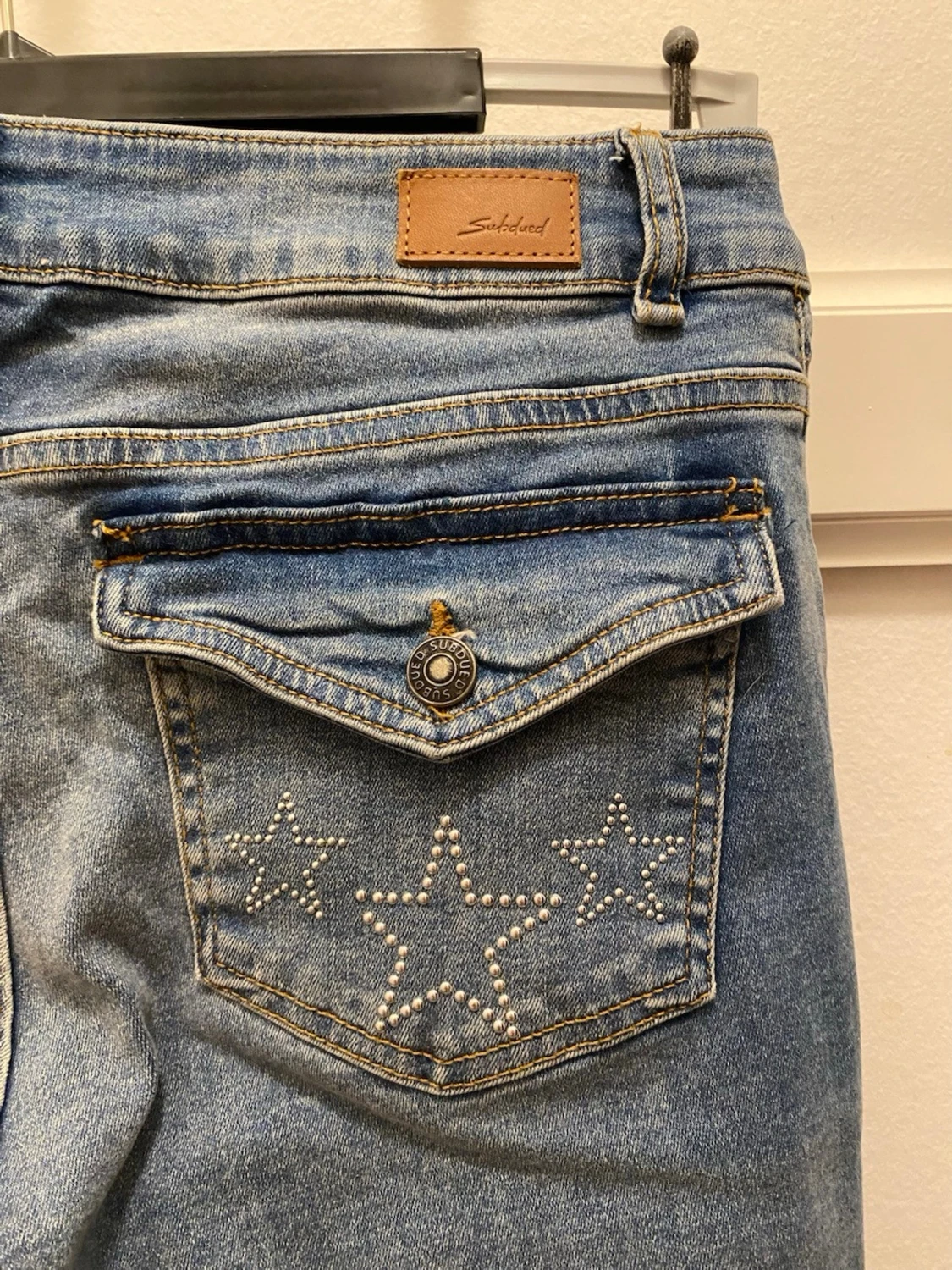 Blå bootcut jeans från Subdued - 2