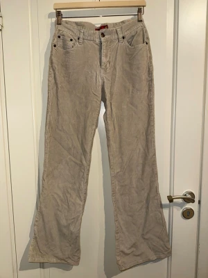 Beiga Manchester byxor  - Lägre i midjan och med bootcut. 