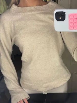 Beige stickad tröja med bred krage - Mysig beige stickad tröja med bred ribbad krage och långa ärmar. Den är superskön och jättebra skick! Från veromoda, storlek xs