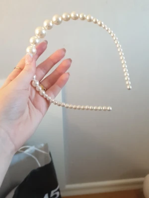 Pärldiadem - Ett jättefint pärldiadem som jag tycker gör outfitten mycket snyggare!