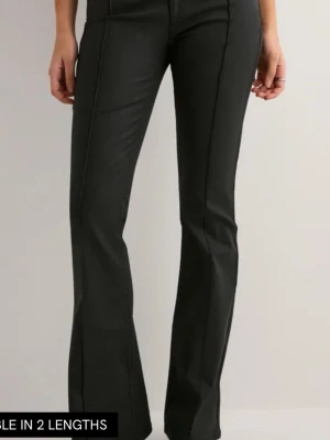 Svarta bootcut byxor med sömmar - Snygga skinnbyxor från Nelly inte använda så mycket bra skick ❤️