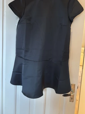 Svart kort satinklänning med volang - Jag säljer min svarta satinklänning från Hm. Helt ny, aldrig använd och endast testad. Prislappen är kvar. Nypris 199 och Mitt pris 175 kr/bud. Om du har några frågor så får du gärna kontakta mig ❤️