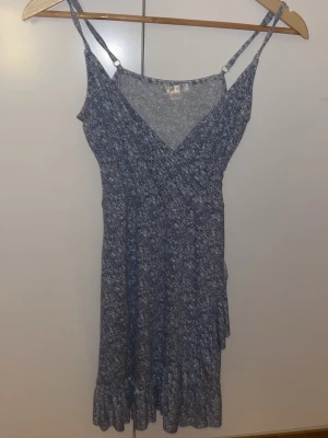 Blommig klänning Gina Tricot - Jag säljer den här fina klänningen från Gina Tricot som inte kommer till användning, storlek 146/152✨