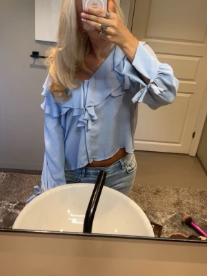 Blus - Super fin ljusblå blus, den sitter som en S-M på