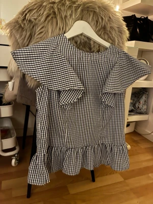 Rutig volang topp - En fin rutig volang topp, använd väldigt få gånger. Därför säljs den