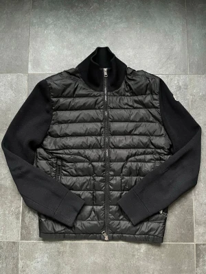 Moncler cardigan svart - Tjena, säljer nu denna riktigt snygga och populära Moncler cardiganen, den är i använt skick så finns en del småskador, skriv för bilder, hör av er vid frågor och funderingar🙌🤝