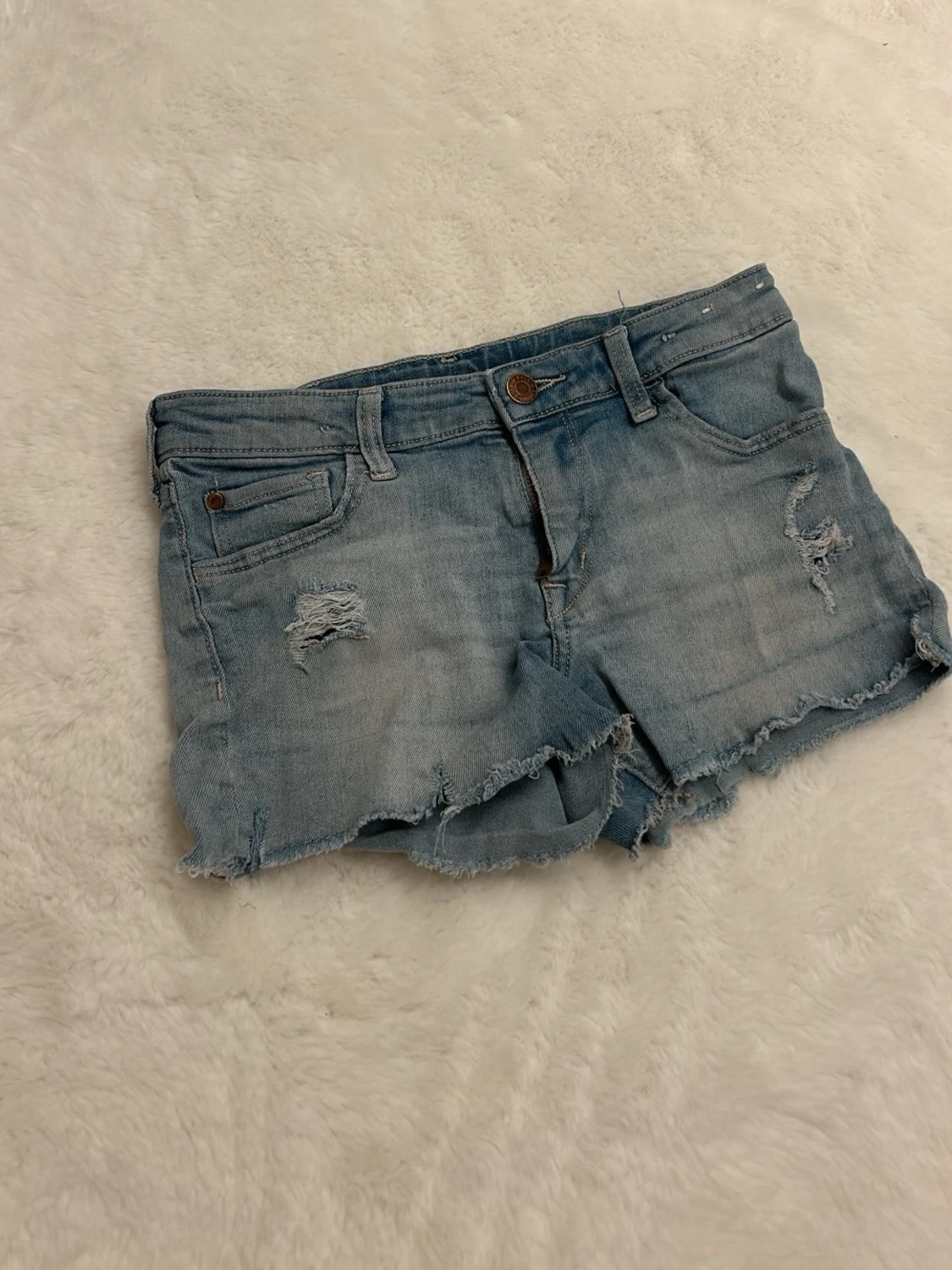 Ljusblå denimshorts från H&M