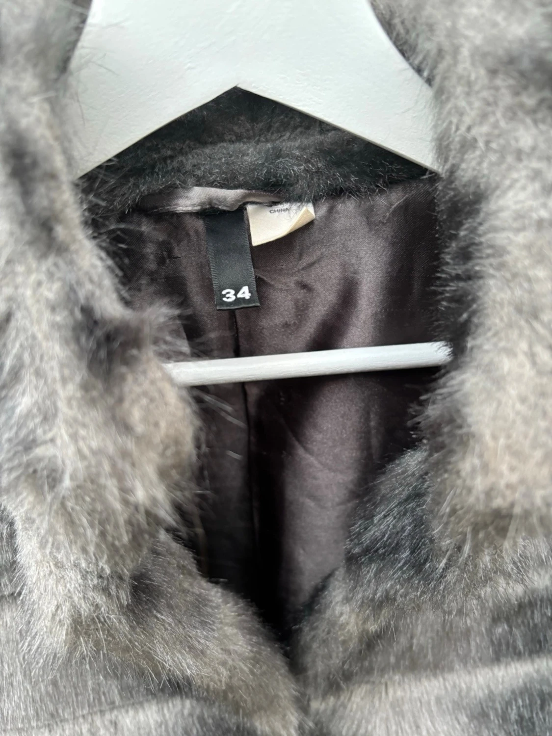 Grå pälsjacka i storlek 34 - 2