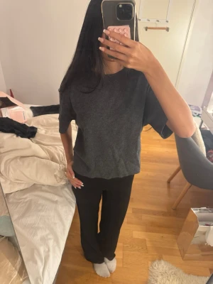 Mörkgrå stickad topp från Zara - Säljer en mörkgrå stickad topp från Zara i storlek S. 