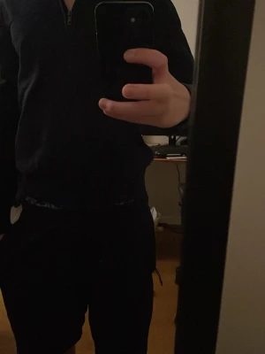 Full zip med lite mindre krage - Svart kofta från Colins basic med hel dragkedja framtill. Modellen är långärmad och har en enkel, stilren design utan mönster eller extra detaljer. Materialet känns mjukt och är troligtvis bomull eller polyester. Perfekt för dig som gillar basic och bekvämt.  Storlek small o x-small