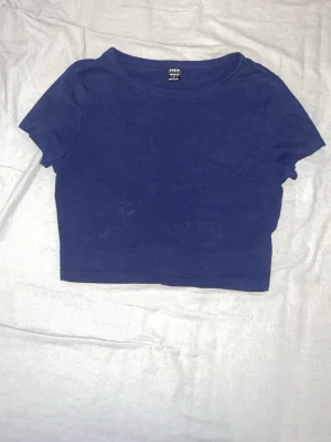 Mörkblå croppad topp från SHEIN - Säljer en enkel och stilren mörkblå croppad topp från SHEIN i storlek S. 💕