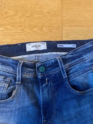 Replay jeans blå !Helt nya! - Snygga blå Replay jeans med slim fit och klassisk femficksdesign. Jeansen är helt nya och aldrig använda!
