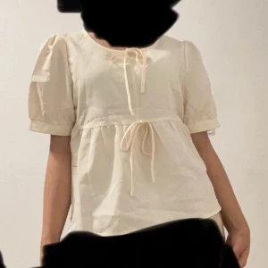 Beige tröja (FRI FRAKT TILL 5/1)‼️ - Säljer beige tröja i nytt skick, aldrig använd. Storlek M men passar de som har S också | pris kan diskuteras | 💕