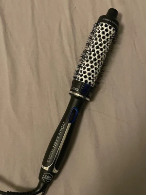 Björn Axén värme borste.  - Säljer denhär elektriska värme borsten från Björn Axén. Den är otroligt bra, säljer eftersom den aldrig kommer till användning!💗