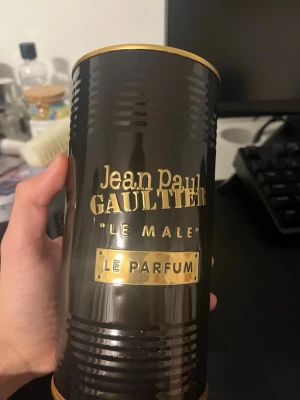 Jean Paul Gaultier Le Male le parfum - Stilren och ikonisk parfym med en unik flaska i form av en manlig torso. Perfekt för dig som vill sticka ut och addera en cool detalj till din samling. Le Parfum-varianten ger en exklusiv känsla.
