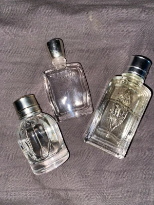 Travel size parfym  - Alla trä är märken. Den lilla råsa är eget märke (Lancôme Paris) och dom två andra kom i pack av fyra. (l'occitane eau de toilette)