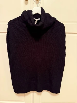 Svart stickad väst med polokrage  - Säljer en svart stickad väst med polokrage, från Object i storlek S.