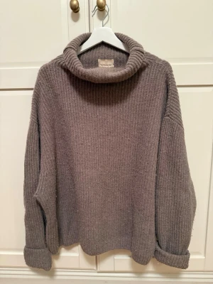 Beige polotröja i ull/kashmir - Säljer en beige ribbstickad polotröja från H&M i mjuk ull- och kashmirblandning. Tröjan har en bred och mysig polokrage, långärmade ärmar och loose oversize passform.
