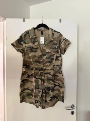 Jumpsuit / playsuit - Storlek 46, liten i storlek. Aldrig använd. 