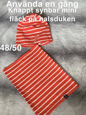Mössa och tubhalsduk - Säljer ett set med mössa och halsduk från Polarn O. Pyret i korall och vit randig design. Mössan har ett broderat P framtill. Perfekt för kyliga dagar och riktigt snyggt till vardagslooken.🌸 Använda en gång. Knappt synbar minifläck på tubhalsduken. 48/50 på mössan. One size på tubhalsduken