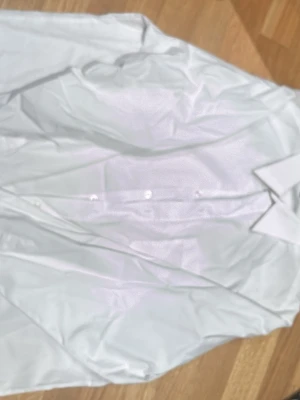 Vit skjorta CityMan XXL - Vit klassisk skjorta från CityMan med stor krage och bröstficka. Skjortan har knappar framtill och är långärmad. Materialet är en mix av 65% polyester och 35% bomull, vilket gör den lätt och bekväm. Perfekt för dig som gillar enkel och stilren look.