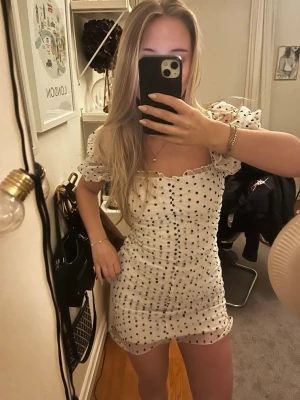 Prickig klänning - Vit och svart prickig klänning från H&M! Det är storlek 36 men jag skulle snarare säga 34👍🏽 Inga tecken på användning, skriv för fler frågor☺️