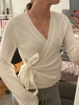 Omlott tröja - Jättefin stickad omlott tröja 🩷🩷