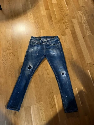 Dondup jeans - Snygga dondup jeans i storlek 28 men passar för mig med storlek 30! Bra skick med ett hål under fickan och snygga slitningar, Skriv för mer bilder.
