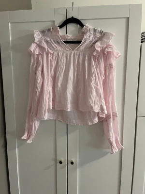 Rosa blus  - En superfin rosa blus från Gina tricot. Andvända en gång, därmed som ny. Inga fläckar eller märken. Storlek 170